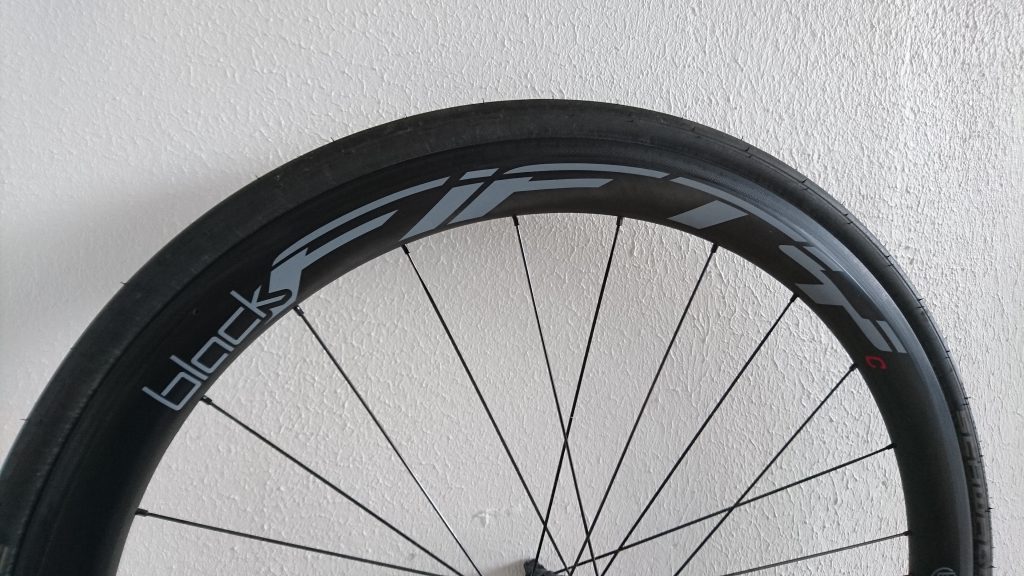 Et eksempel på et cykelhjul med mellem høj profil. Her et Black Inc Fifty.