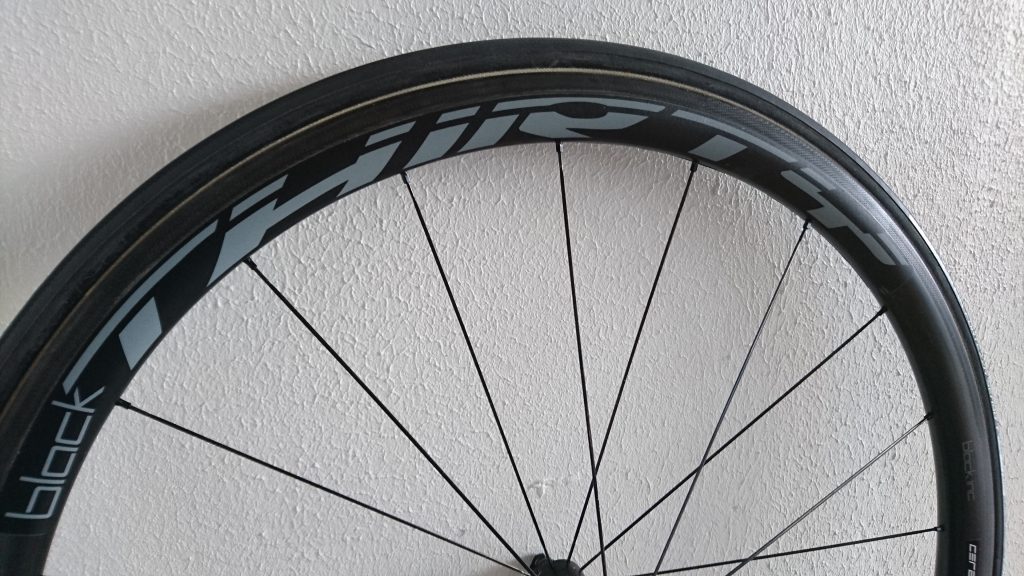 Et eksempel på et cykelhjul med en lav profil, her et Black Inc Thirty.