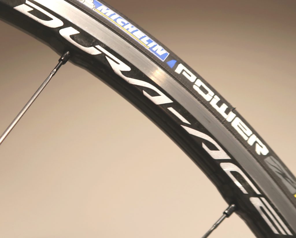Lavprofil cykelhjul fra Shimano, med en carbon skal udenpå aluminiums fælgen.