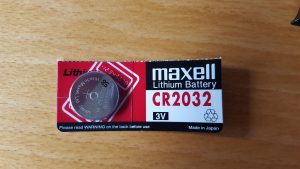 Et fladt CR2032 lithium batteri.